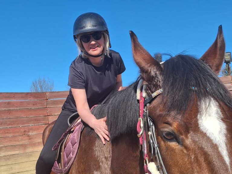 Jak odnaleźć „światło w&nbsp;mroku” po&nbsp;nagłej utracie partnera życiowego, jak znaleźć spokój po&nbsp;stracie i&nbsp;siłę do&nbsp;dalszego życia w&nbsp;pojedynkę…